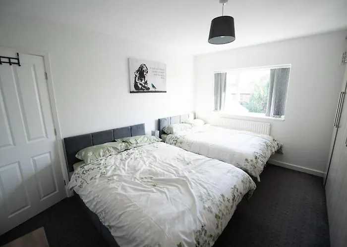 Spacious 3 Bed Airport Free Parking شقة *