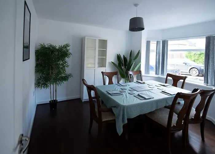 Spacious 3 Bed Airport Free Parking شقة مانشستر