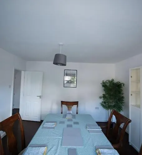 Spacious 3 Bed Airport Free Parking مانشستر