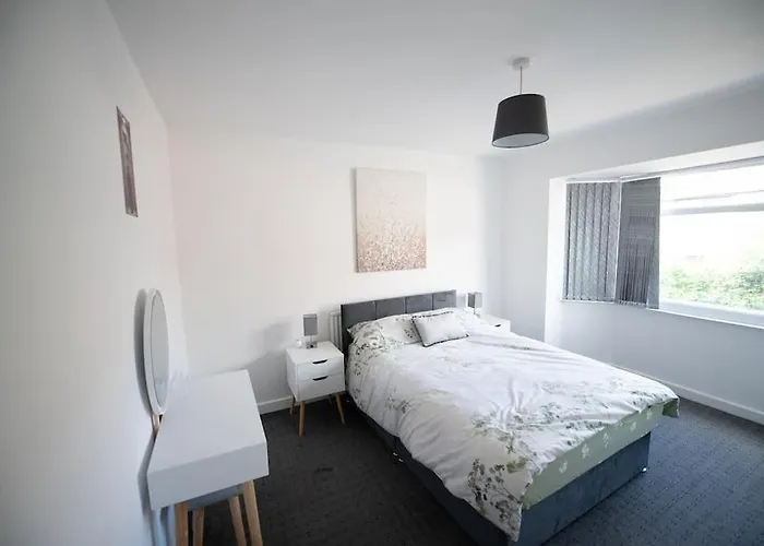 شقة Spacious 3 Bed Airport Free Parking