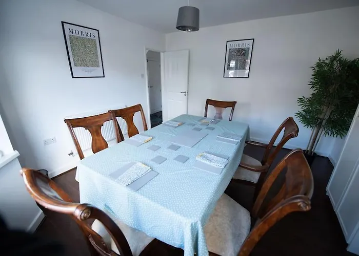 Spacious 3 Bed Airport Free Parking 아파트 *