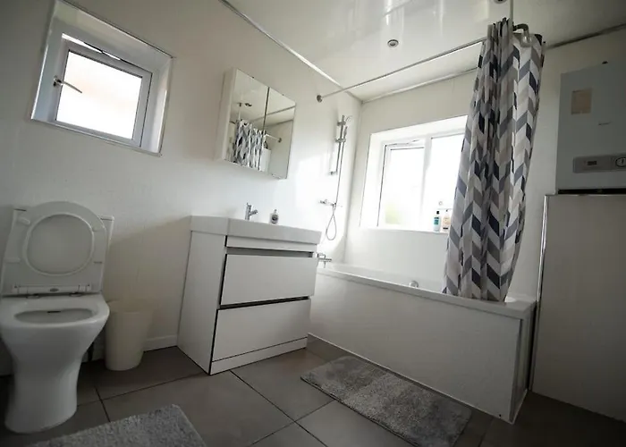 Spacious 3 Bed Airport Free Parking *