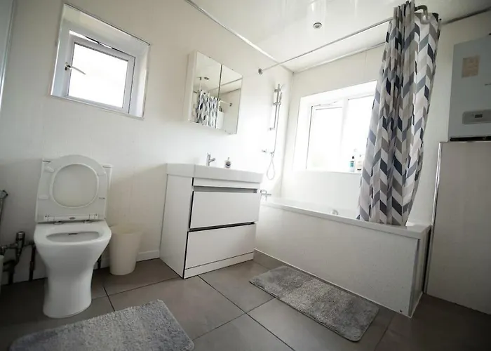 Spacious 3 Bed Airport Free Parking 맨체스터