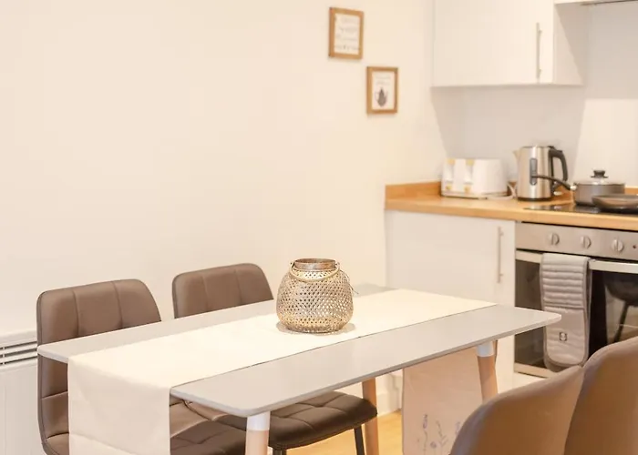 Warm 2 Bedroom 15 Min Walk To Etihad Stadium And Center