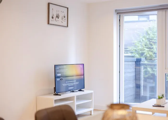 Warm 2 Bedroom 15 Min Walk To Etihad Stadium And Center דירה *