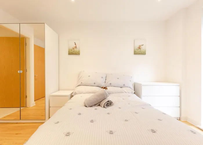 Warm 2 Bedroom 15 Min Walk To Etihad Stadium And Center