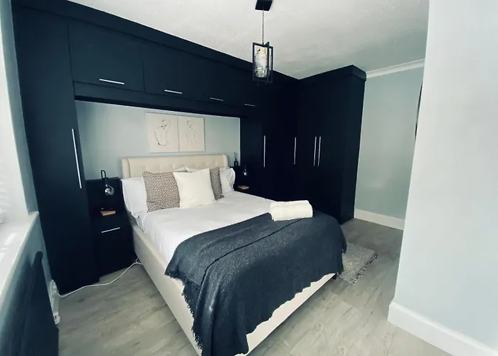 Holiday home The Secret Garden Retreat With Hot Tub