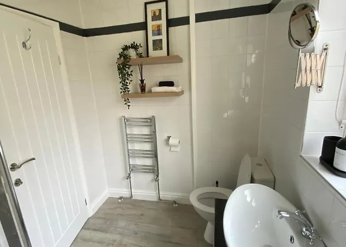 The Secret Garden Retreat With Hot Tub Holiday home Manchester