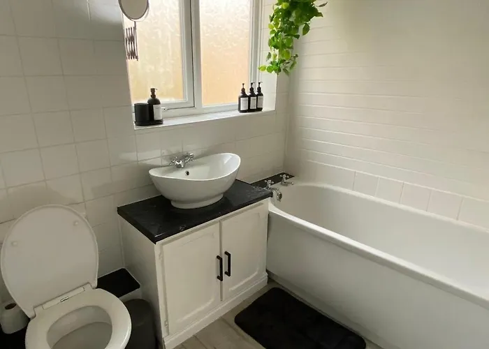 Holiday home The Secret Garden Retreat With Hot Tub