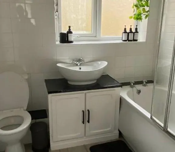 Holiday home The Secret Garden Retreat With Hot Tub Manchester