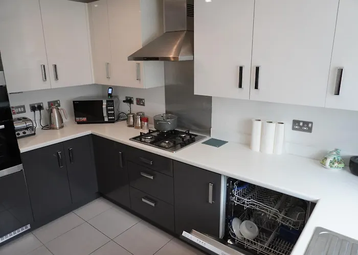 Luxury - Pick A - Free Parking & Kitchen Access, Near Etihad Stadium, The Coop Live & Piccadilly Station, *