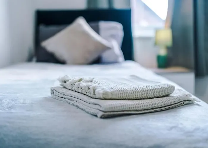 Sleeps 7, Stunning Home, Free Parking, Perfect For Groups, Long Term Disc Apartman *