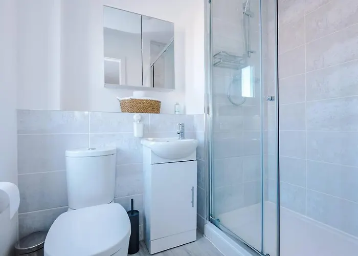 Sleeps 7, Stunning Home, Free Parking, Perfect For Groups, Long Term Disc Manchester