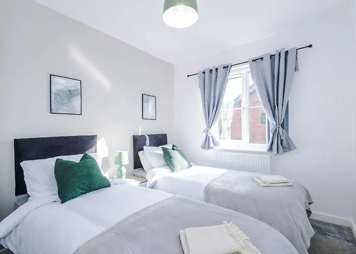 Sleeps 7, Stunning Home, Free Parking, Perfect For Groups, Long Term Disc *