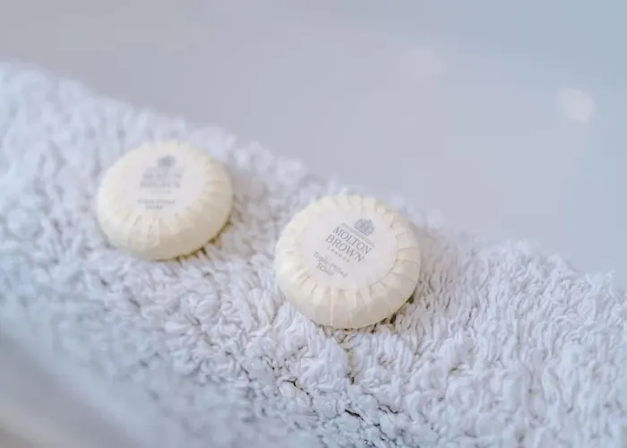 Sleeps 7, Stunning Home, Free Parking, Perfect For Groups, Long Term Disc Apartment