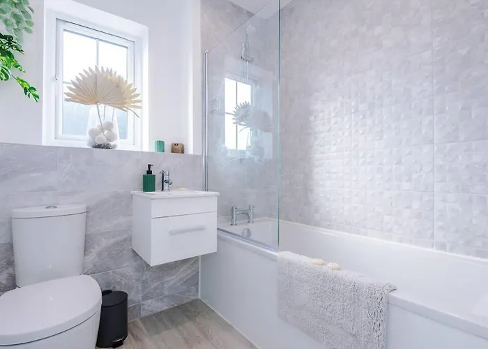 Sleeps 7, Stunning Home, Free Parking, Perfect For Groups, Long Term Disc Manchester