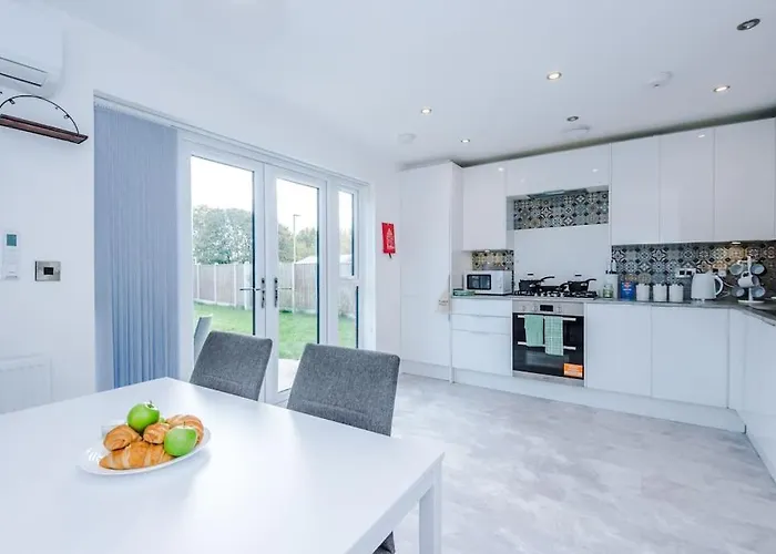 Sleeps 7, Stunning Home, Free Parking, Perfect For Groups, Long Term Disc