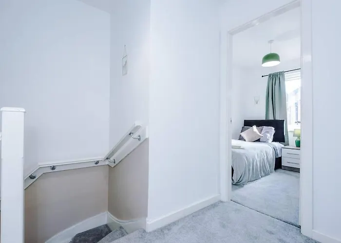 Apartment Sleeps 7, Stunning Home, Free Parking, Perfect For Groups, Long Term Disc