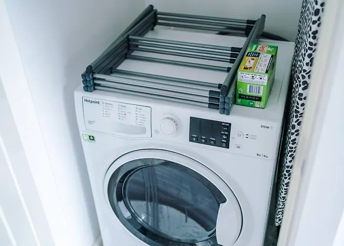 Sleeps 7, Stunning Home, Free Parking, Perfect For Groups, Long Term Disc