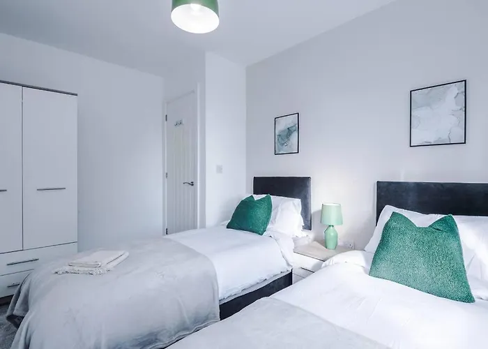 Sleeps 7, Stunning Home, Free Parking, Perfect For Groups, Long Term Disc Apartment