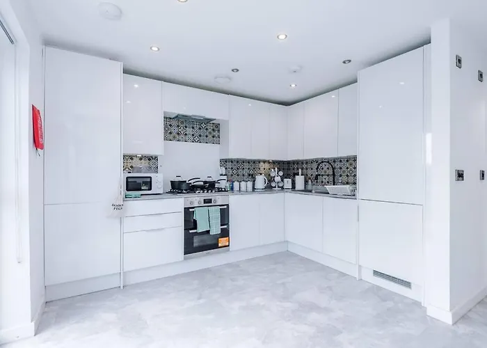 Sleeps 7, Stunning Home, Free Parking, Perfect For Groups, Long Term Disc *