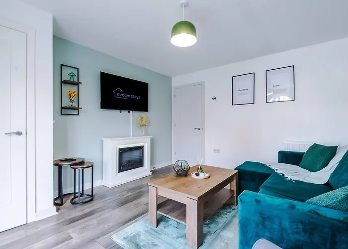 Sleeps 7, Stunning Home, Free Parking, Perfect For Groups, Long Term Disc Apartment Manchester