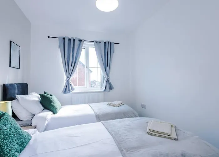 Sleeps 7, Stunning Home, Free Parking, Perfect For Groups, Long Term Disc *