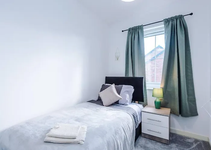 Sleeps 7, Stunning Home, Free Parking, Perfect For Groups, Long Term Disc