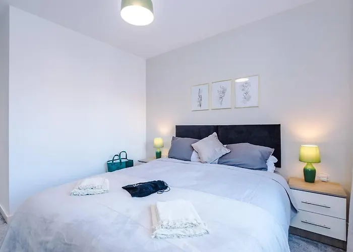 Sleeps 7, Stunning Home, Free Parking, Perfect For Groups, Long Term Disc Apartment