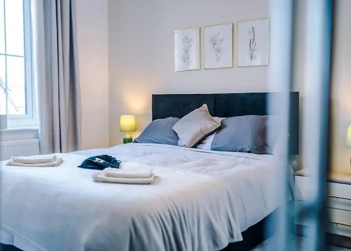 Sleeps 7, Stunning Home, Free Parking, Perfect For Groups, Long Term Disc Apartman