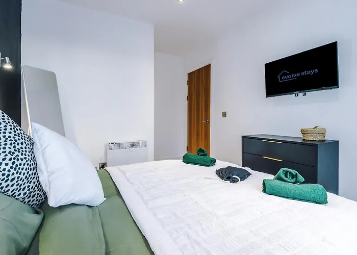 Sleeps 8, Duplex Apartment, Pool Table, Balcony X2, Long Term Disc, Perfect For Groups *