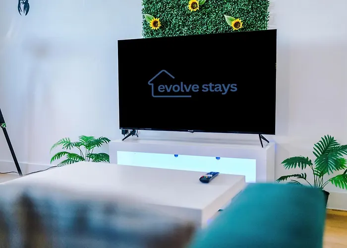 Sleeps 8, Duplex Apartment, Pool Table, Balcony X2, Long Term Disc, Perfect For Groups * Manchester