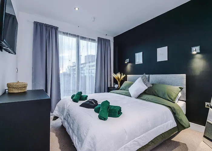 아파트 Sleeps 8, Duplex Apartment, Pool Table, Balcony X2, Long Term Disc, Perfect For Groups 맨체스터