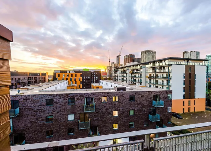 Sleeps 8, Duplex Apartment, Pool Table, Balcony X2, Long Term Disc, Perfect For Groups *