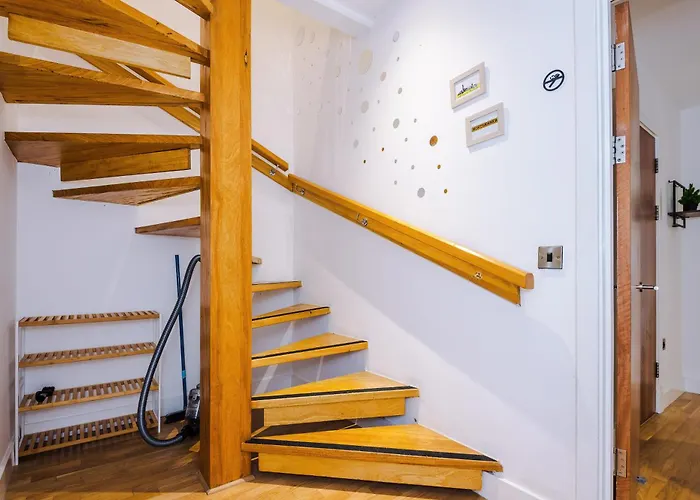 Sleeps 8, Duplex Apartment, Pool Table, Balcony X2, Long Term Disc, Perfect For Groups * 맨체스터