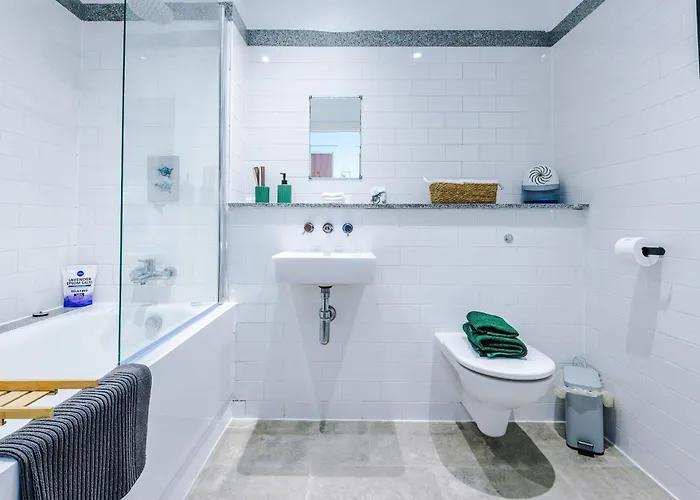 Sleeps 8, Duplex Apartment, Pool Table, Balcony X2, Long Term Disc, Perfect For Groups Apartman Manchester