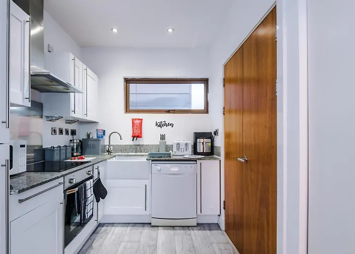 Sleeps 8, Duplex Apartment, Pool Table, Balcony X2, Long Term Disc, Perfect For Groups *