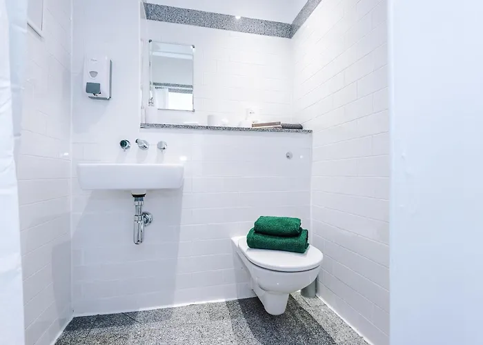 아파트 Sleeps 8, Duplex Apartment, Pool Table, Balcony X2, Long Term Disc, Perfect For Groups 맨체스터