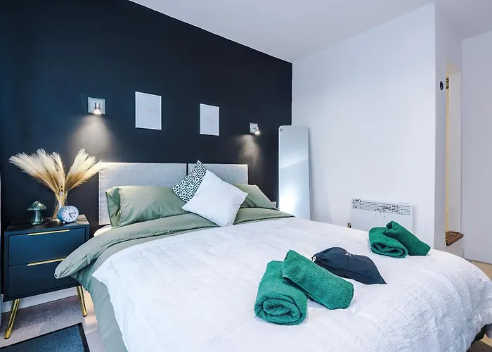 Sleeps 8, Duplex Apartment, Pool Table, Balcony X2, Long Term Disc, Perfect For Groups 아파트