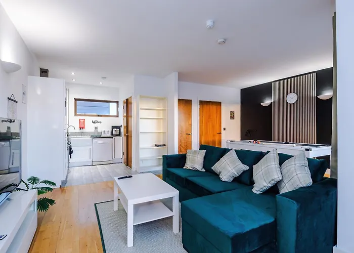 아파트 Sleeps 8, Duplex Apartment, Pool Table, Balcony X2, Long Term Disc, Perfect For Groups