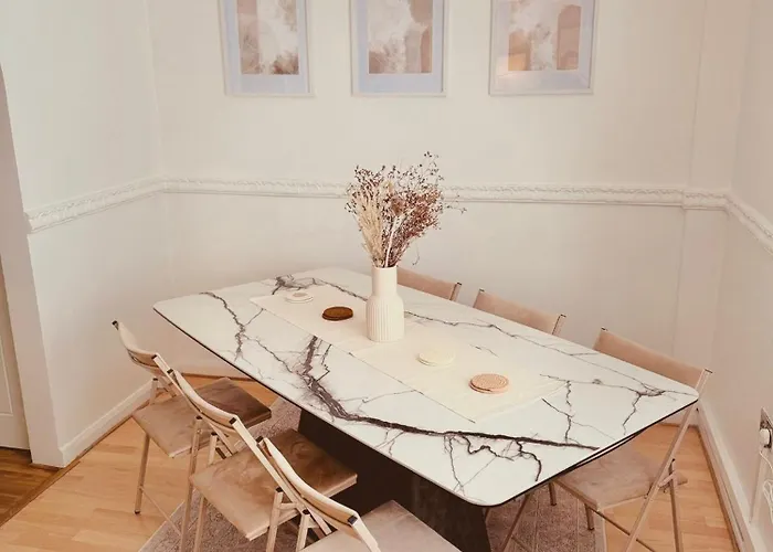 Dom wakacyjny The Secret Garden Retreat With Hot Tub Manchester