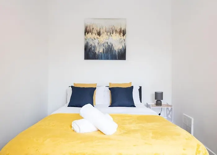 Old Trafford Apartment *