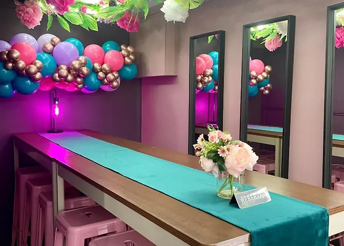 Manchester's Only Private Party For 12 With Makeup مانشستر