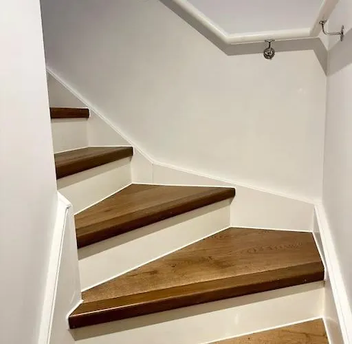 Stunning Centre Duplex With Free Parking