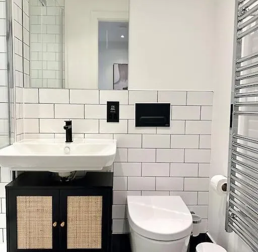 Stunning Centre Duplex With Free Parking 아파트