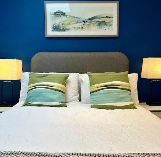 Stunning Centre Duplex With Free Parking *