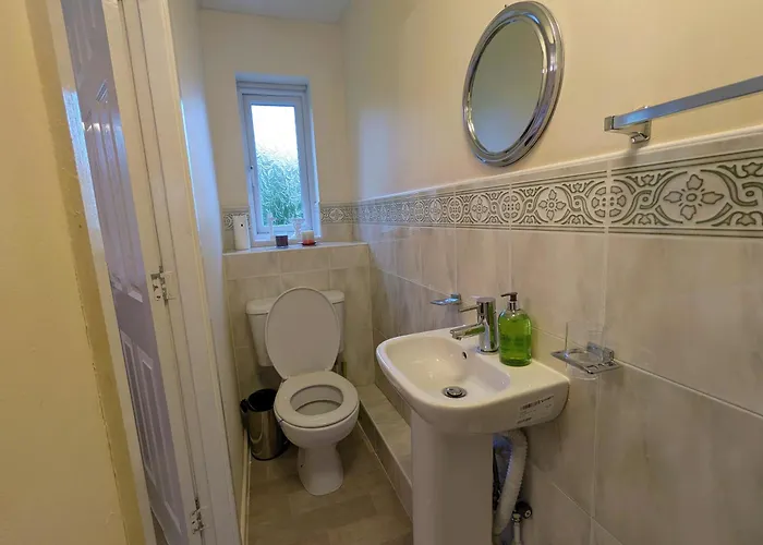 Spacious 4 Bed Riverside Manchester