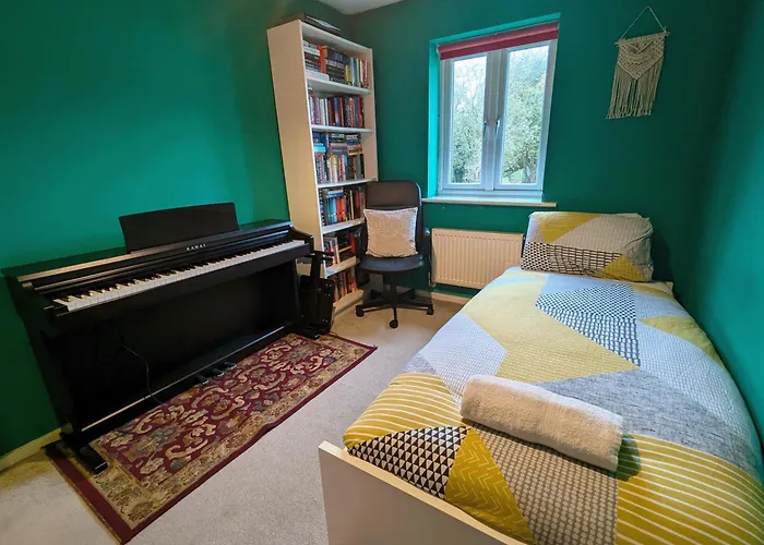 Spacious 4 Bed Riverside Ferienhaus