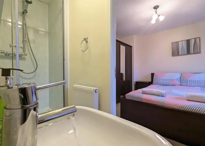 Spacious 4 Bed Riverside Manchester