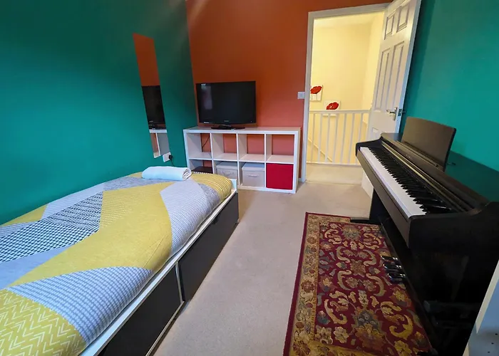 Spacious 4 Bed Riverside * Manchester